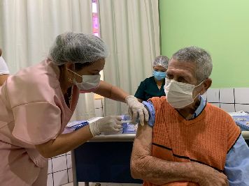 notícia: #VacinaAmapá: 66 idosos do Abrigo São José recebem segunda dose da vacina contra a covid-19
