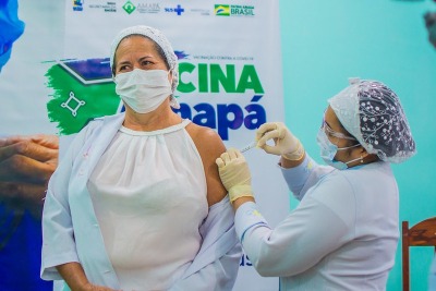 notícia: Covid-19: Governo orienta aplicação da 4ª dose da vacina em profissionais da saúde e pessoas com mais de 50 anos