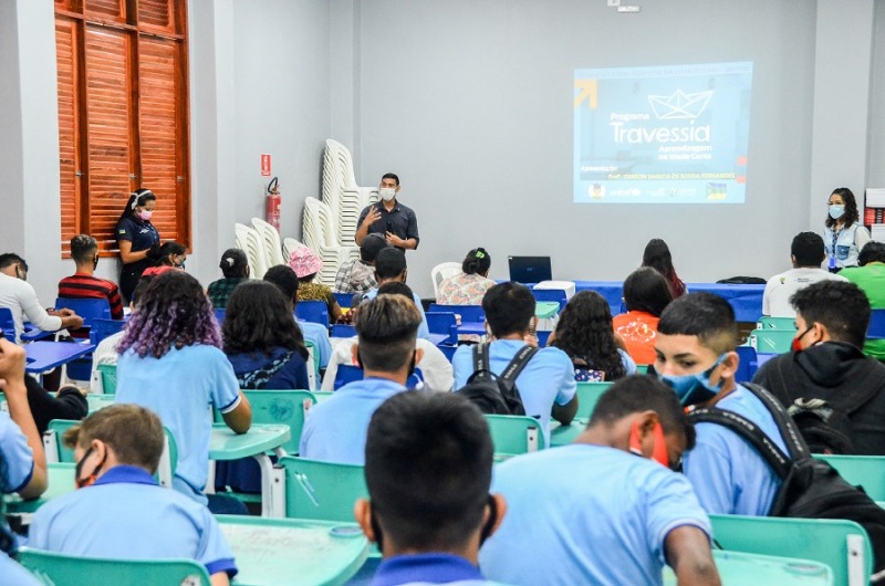 notícia: Programas Amapá Jovem e Travessia se unem para garantir permanência de estudantes na sala de aula 