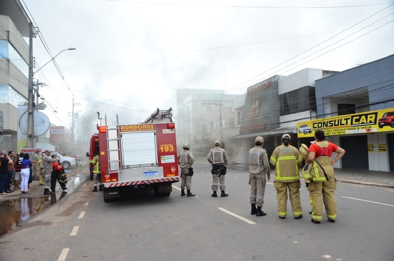 notícia: Após extinguir chamas, Bombeiros realizam perícia e avaliam danos no prédio atingido por incêndio