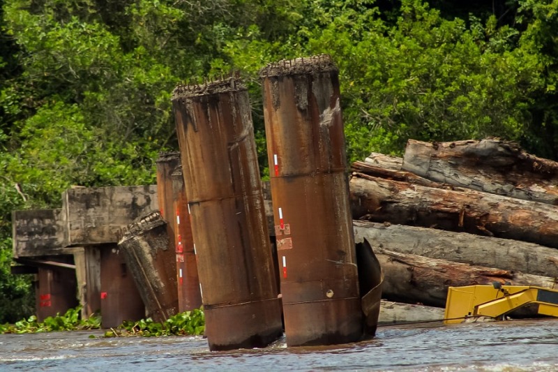 notícia: Governo do Amapá apura causas do acidente com balsa de transporte de madeira no rio Jari