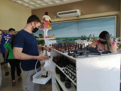 notícia: “Estou levando muitas lembranças do Amapá”, diz casal de turistas ao visitar loja do Artesão