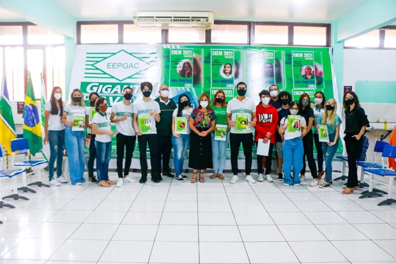 notícia: Escola Gabriel de Almeida Café celebra sucesso dos estudantes no Exame Nacional do Ensino Médio