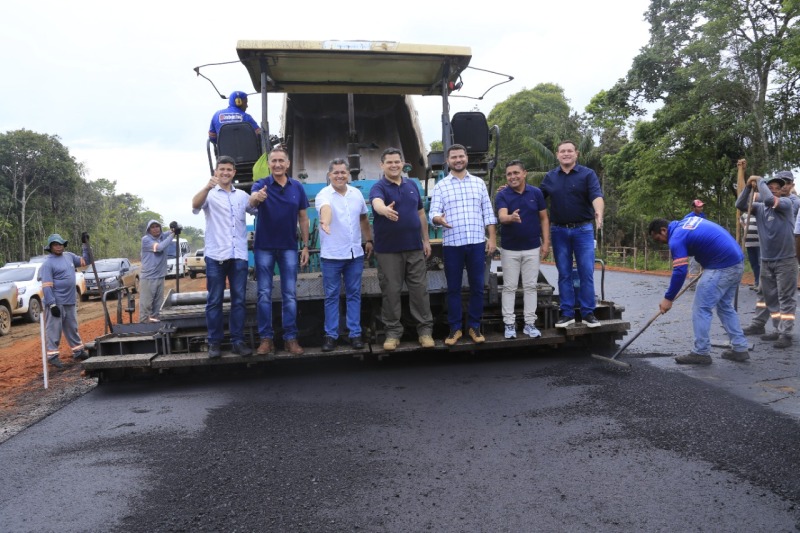 notícia: Plano Rodoviário Estadual: Waldez vistoria frentes de pavimentação asfáltica nas rodovias AP-070 e AP-110