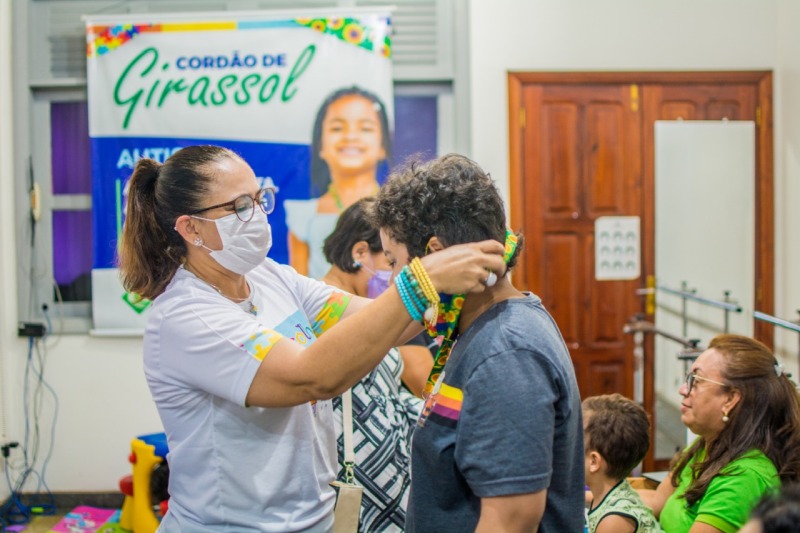 notícia: Abril Azul: Governo entrega Cordão de Girassol e aparelhos auditivos para crianças e adolescentes 