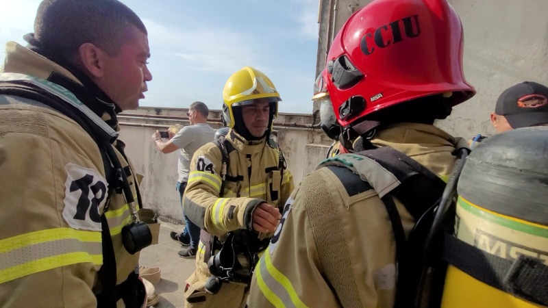 notícia:  Corpo de Bombeiros realiza simulado de combate a incêndios em ambientes fechados