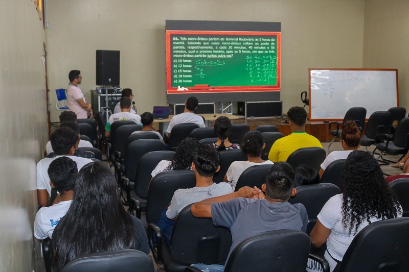 notícia: Aulão Show do Projeto Central do Enem reuniu estudantes em edição especial no município de Amapá