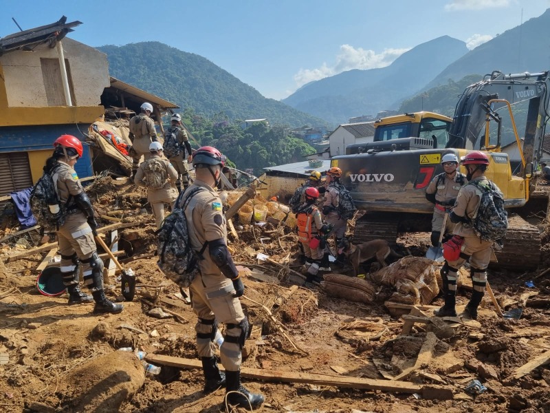 notícia: Petrópolis: Bombeiros do Amapá integram operações de busca a desaparecidos