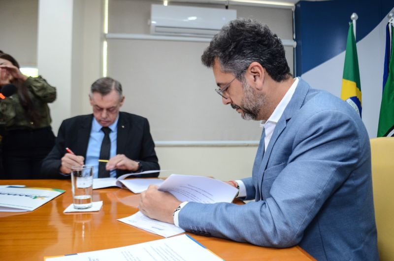 O governador do Amapá, Clécio Luís, assinou nesta segunda-feira, 27/03/2023, durante reunião no Palácio do Setentrião, o Termo de Cooperação com o Tribunal de Justiça do Amapá (Tjap), cedendo pelo período de 10 anos, o prédio do Centro Asa Aberta, localizado no bairro Pacoval, para a instalação do Centro de Reintegração Social, projeto da Associação de Proteção e Assistência à Condenados (APAC) que conta com o apoio do judiciário. <div class='credito_fotos'>Foto: Divulgação   |   <a href='/midias/2023/originais/15609_77c081aa-0a05-2855-c67c-4b6fad1e4da4.jpg' download><i class='fa-solid fa-download'></i> Download</a></div>