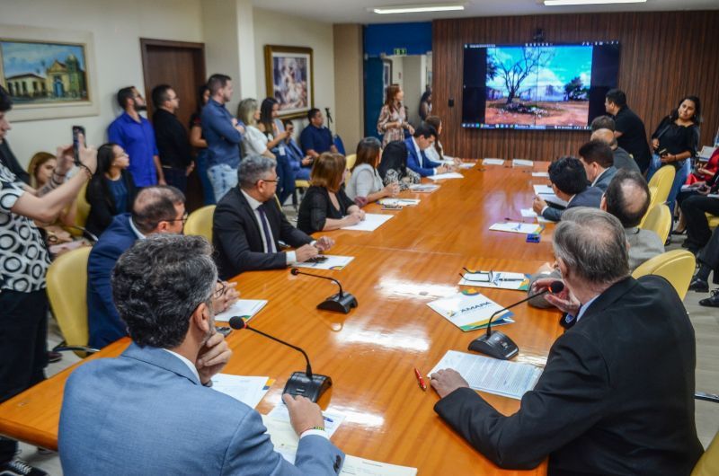 O governador do Amapá, Clécio Luís, assinou nesta segunda-feira, 27/03/2023, durante reunião no Palácio do Setentrião, o Termo de Cooperação com o Tribunal de Justiça do Amapá (Tjap), cedendo pelo período de 10 anos, o prédio do Centro Asa Aberta, localizado no bairro Pacoval, para a instalação do Centro de Reintegração Social, projeto da Associação de Proteção e Assistência à Condenados (APAC) que conta com o apoio do judiciário. <div class='credito_fotos'>Foto: Divulgação   |   <a href='/midias/2023/originais/15609_c3eca866-b63b-ef5f-4cfe-04eeae73abca.jpg' download><i class='fa-solid fa-download'></i> Download</a></div>