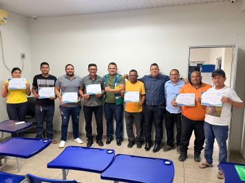 notícia: Mais de 20 taxistas de Santana recebem certificados de qualificação profissional pelo Detran-AP