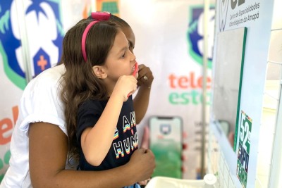 notícia: Crianças recebem aplicação de flúor e orientações sobre saúde bucal na 52ª Expofeira do Amapá