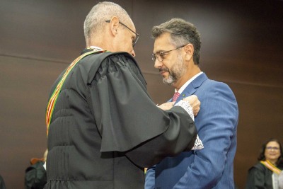 notícia: Medalha Jus et Labor: governador do Amapá, Clécio Luís recebe homenagem do TRT-8 pela defesa dos direitos trabalhistas