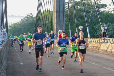 notícia: FOTOS: confira como foi a 5ª Corrida França-Brasil na Ponte Binacional