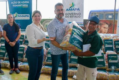 notícia: Governador Clécio Luís lidera nova ação humanitária e entrega 460 kits de alimentos para produtores rurais de Oiapoque