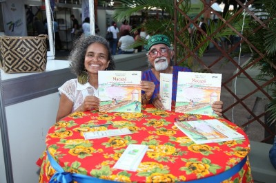 notícia: 'Gengibirra Literária' reúne gastronomia, literatura e sessão de autógrafos na 1ª Folia Literária Internacional do Amapá