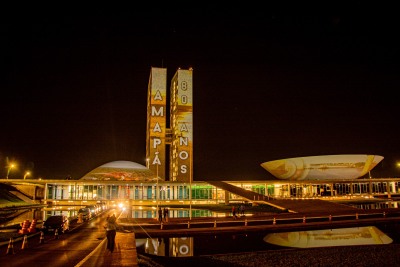 notícia: Congresso Nacional é iluminado com projeções temáticas em homenagem aos 80 anos do Amapá 