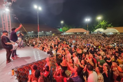 notícia: Grupo Fundo de Quintal agita público com poder do samba raiz na última noite do 28º Encontro dos Tambores