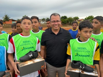 notícia: Governo do Amapá entrega materiais esportivos para escolinha da Zona Norte de Macapá