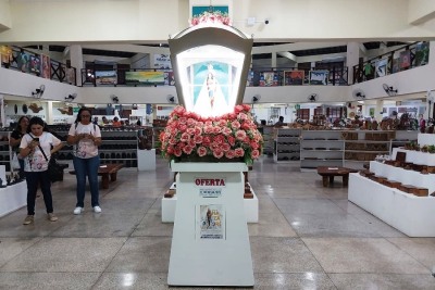 notícia: Círio 2023: Casa do Artesão recebe imagem peregrina de Nossa Senhora de Nazaré para exposição ao público