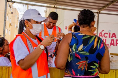 notícia: Governo do Amapá vacina população do Conjunto Miracema contra gripe e covid-19