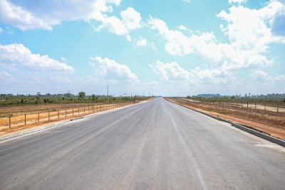 notícia: Com mais de 8 KM de asfalto concluídos, governador Clécio Luís faz vistoria nas obras do Ramal do Farinha Seca, em Macapá