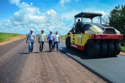 notícia: Clécio Luís acompanha asfaltamento no Ramal do Farinha Seca em mais uma obra do Governo do Estado