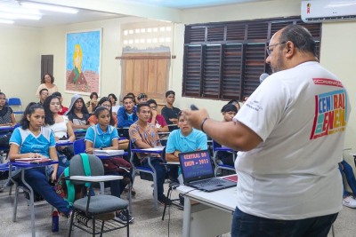 notícia: Mais de 2 mil estudantes da rede estadual dão início à maratona de aulas da Central do Enem