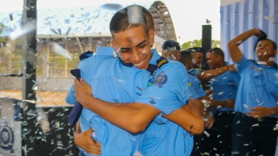 notícia: Governo do Amapá celebra formatura de 39 estudantes da Escola Estadual Afonso Arinos, em Santana