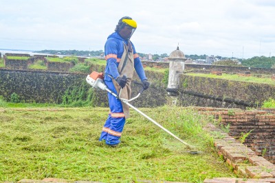 notícia: Fortaleza de São José de Macapá recebe manutenção com serviços de limpeza e roçagem