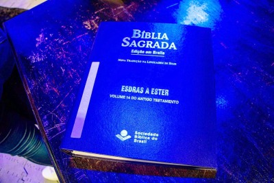 notícia: Governo do Estado recebe um exemplar da Bíblia em braile durante programação gospel da 52ª Expofeira do Amapá