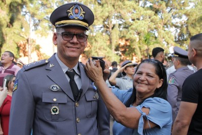 notícia: 'Que orgulho ter um filho capitão', diz mãe durante promoção de 194 oficiais e praças da PM do Amapá