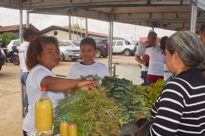 notícia: Produtores comercializam 1,8 tonelada em alimentos durante Feira Itinerante no Macabapa