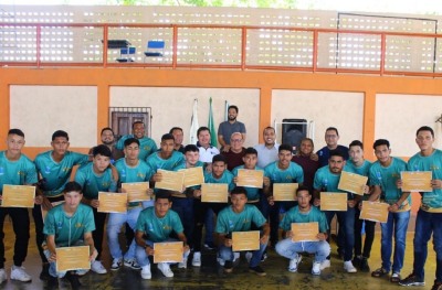 notícia: Time de futebol de escola estadual é homenageado pelo Dia Nacional do Desporto Escolar