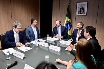 notícia: Governador Clécio Luís lidera comitiva no Ministério de Minas e Energia para reverter reajuste de energia no Amapá