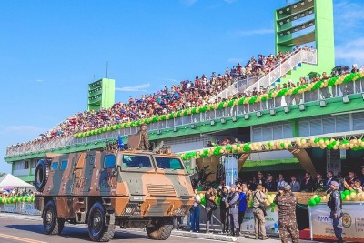 notícia: 'O 7 de Setembro comprova a necessidade do Sambódromo, que voltou para reunir a população em Macapá', diz governador Clécio Luís