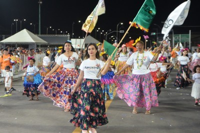 notícia: Cortejo do Banzeiro do Brilho-de-Fogo fecha as apresentações do desfile cívico 'Amapá 80 Anos', em Macapá