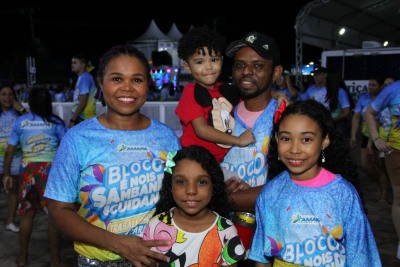 notícia: Famílias aproveitam a folia do segundo dia de desfiles no Sambódromo