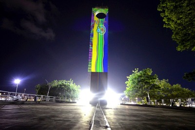 notícia: Com projeções temáticas, Governo do Estado ilumina Monumento Marco Zero em celebração aos 80 anos do Amapá