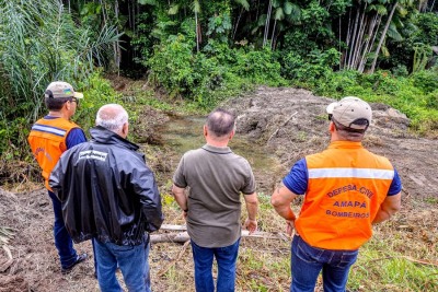 notícia: Governo do Amapá destina tubos e realiza limpeza de bueiro para escoamento de água na rodovia Perimetral Norte