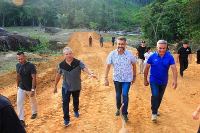 notícia: Governador Clécio Luís faz visita técnica nos ramais em obras na área rural de Oiapoque