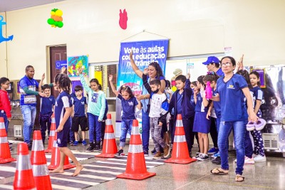 notícia: Alunos da rede estadual de ensino aprendem de forma lúdica sobre as regras de trânsito