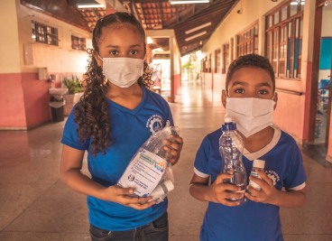 notícia: Seed distribui mais de 20 mil kits de biossegurança para escolas públicas de Macapá