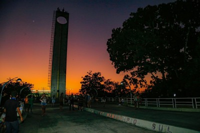 notícia: Monumento do Marco Zero do Equador abre para observação da 'Superlua', em Macapá