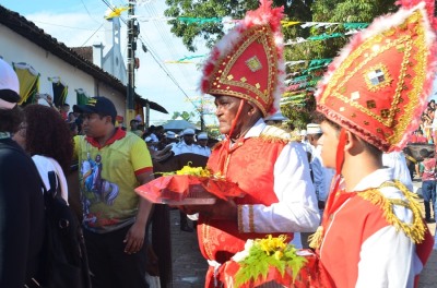 notícia: Entrega dos Presentes marca o início da encenação do conflito entre mouros e cristãos na Festa de São Tiago