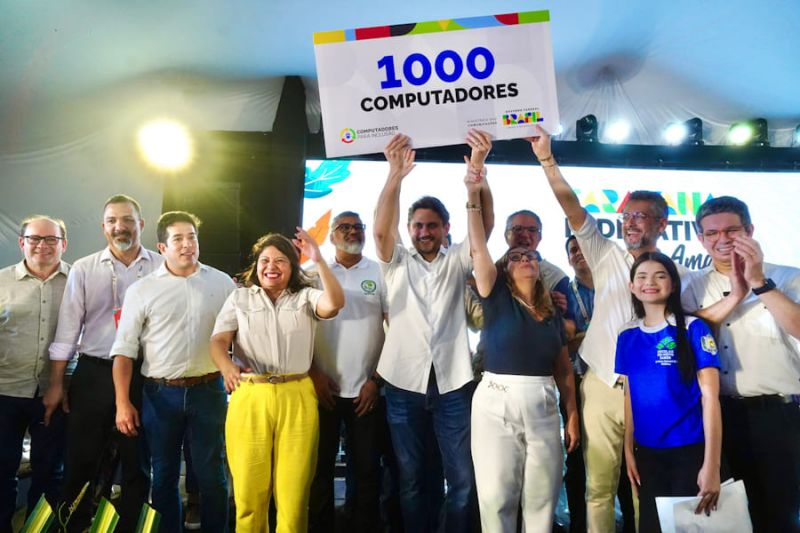 O Governo do Amapá iniciou a distribuição de 390 computadores em escolas da rede estadual. Os equipamentos que irão reforçar a educação pública e promover a inclusão digital, foram adquiridos em parceria com o Ministério das Comunicações. A medida cumpre a proposta do Plano de Governo da gestão, que visa levar a tecnologia às salas de aula. <div class='credito_fotos'>Foto: Evandro Vilhena   |   <a href='/midias/2024/originais/15639_3f5ef0c2-6af5-bf48-6dc2-863b84c1ec2d.jpg' download><i class='fa-solid fa-download'></i> Download</a></div>