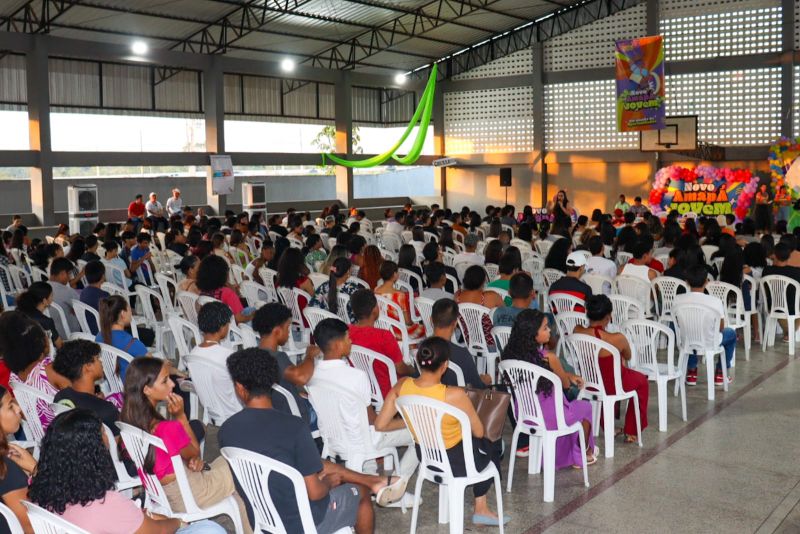 Mais de 500 jovens moradores de conjuntos habitacionais de Macapá estiveram presentes na aula inaugural