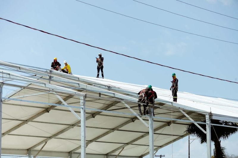 Trabalhadores atuam com todos os equipamentos de segurança.