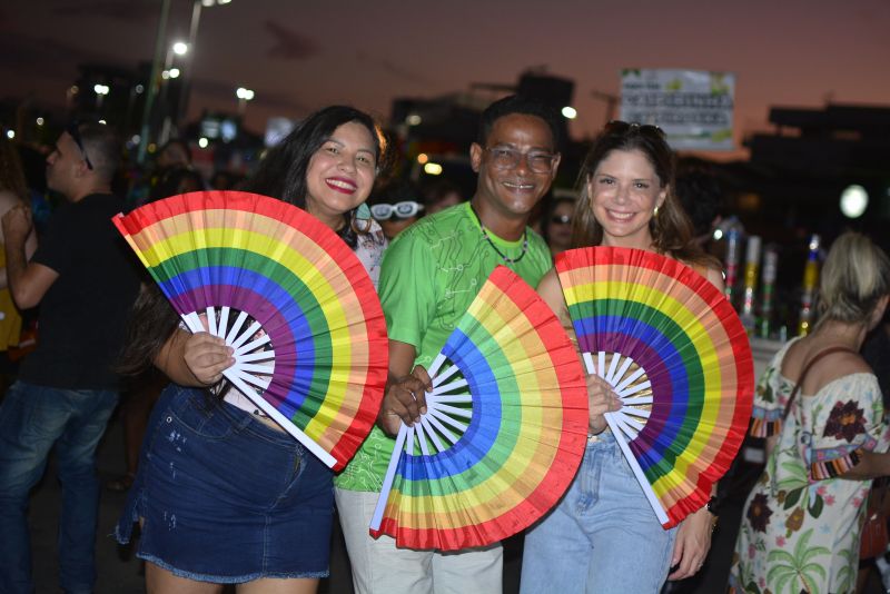 O leque arco-iris foi um dos acessórios mais usados na edição 2024 do evento