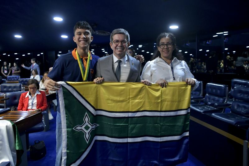 Estudante Gabriel Oliveira com sua professora e o senador Randolfe Rodrigues